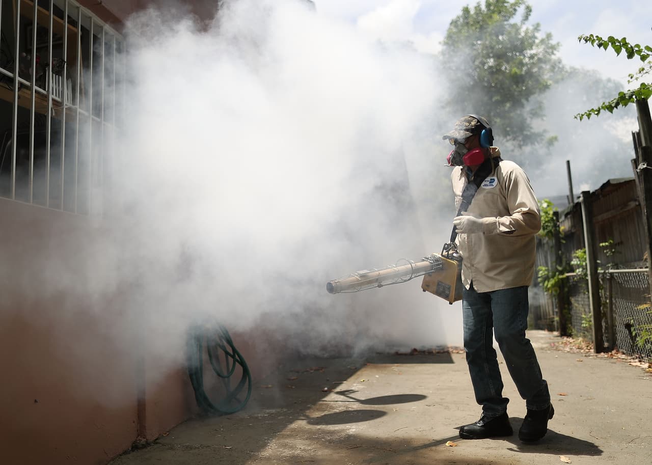 Si siente que tiene un problema mayor en su casa o negocio, puede pedir una inspección al condado, llamando al 311 o descargando la aplicación MDC Solid Waste, y busque dentro de las herramientas la sección de “Mosquito Control”.
<br>