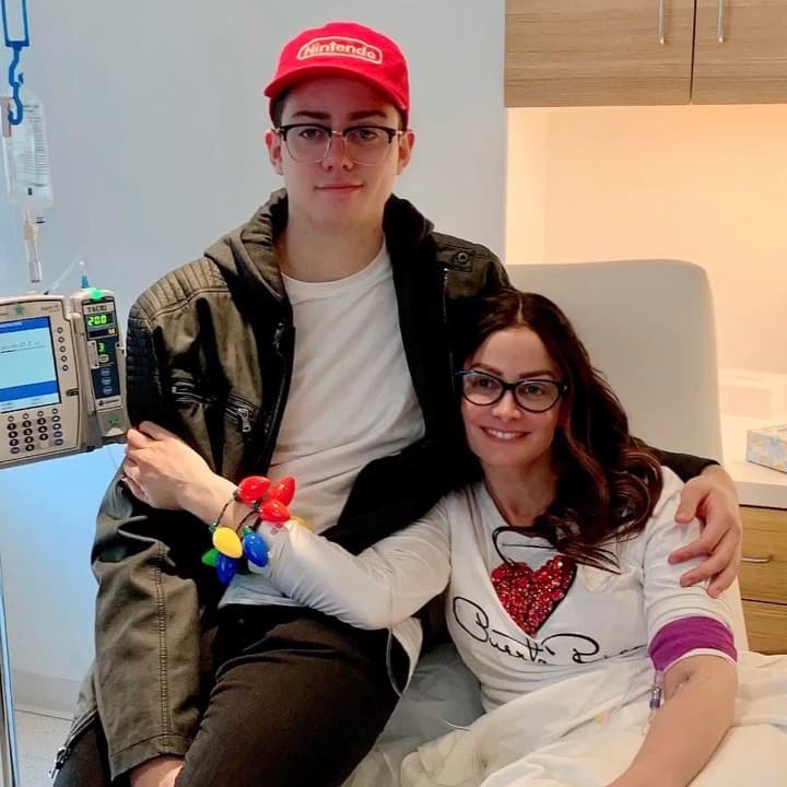 Durante el proceso que tuvo contra la enfermedad, Torres contó con la compañía de
<b> <a href="https://www.univision.com/famosos/los-hijos-de-dayanara-torres-se-contagian-en-california-con-el-mismo-mal-que-sufre-eugenio-derbez-video" target="_blank">sus hijos Cristian Marcus y Ryan Adrián. </a></b>
<br>