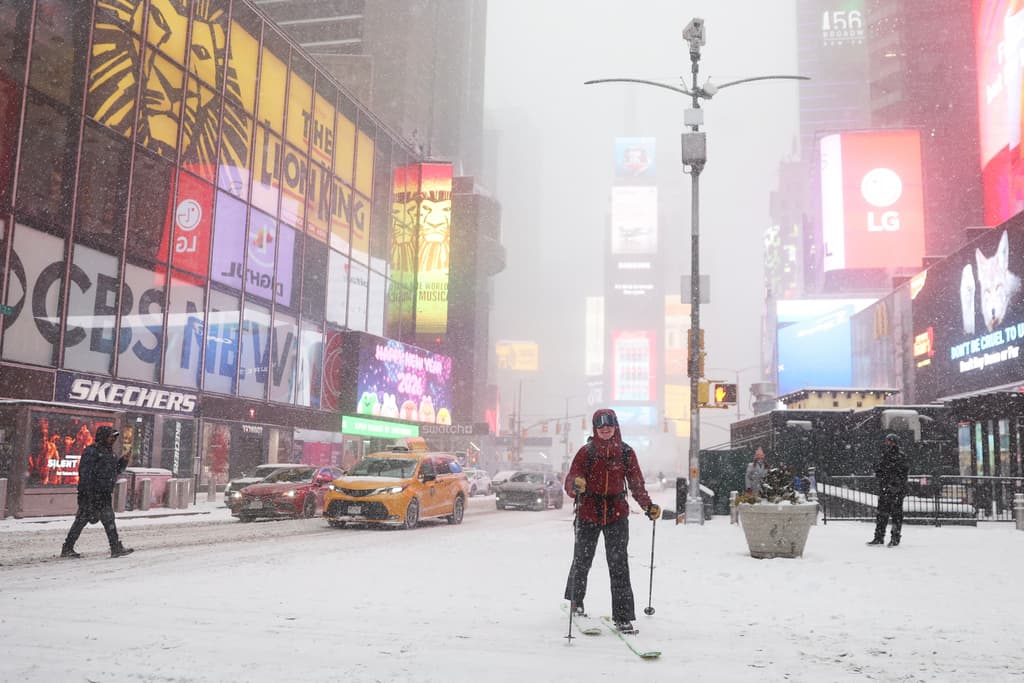 En calles que normalmente están repletas de personas, la nieve permitió que esta joven experimentara con sus esquís.