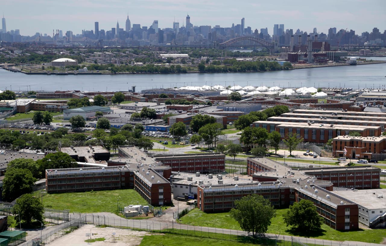 Prisionero yacía muerto durante horas antes de ser descubierto: Despiden a oficial de Rikers Island