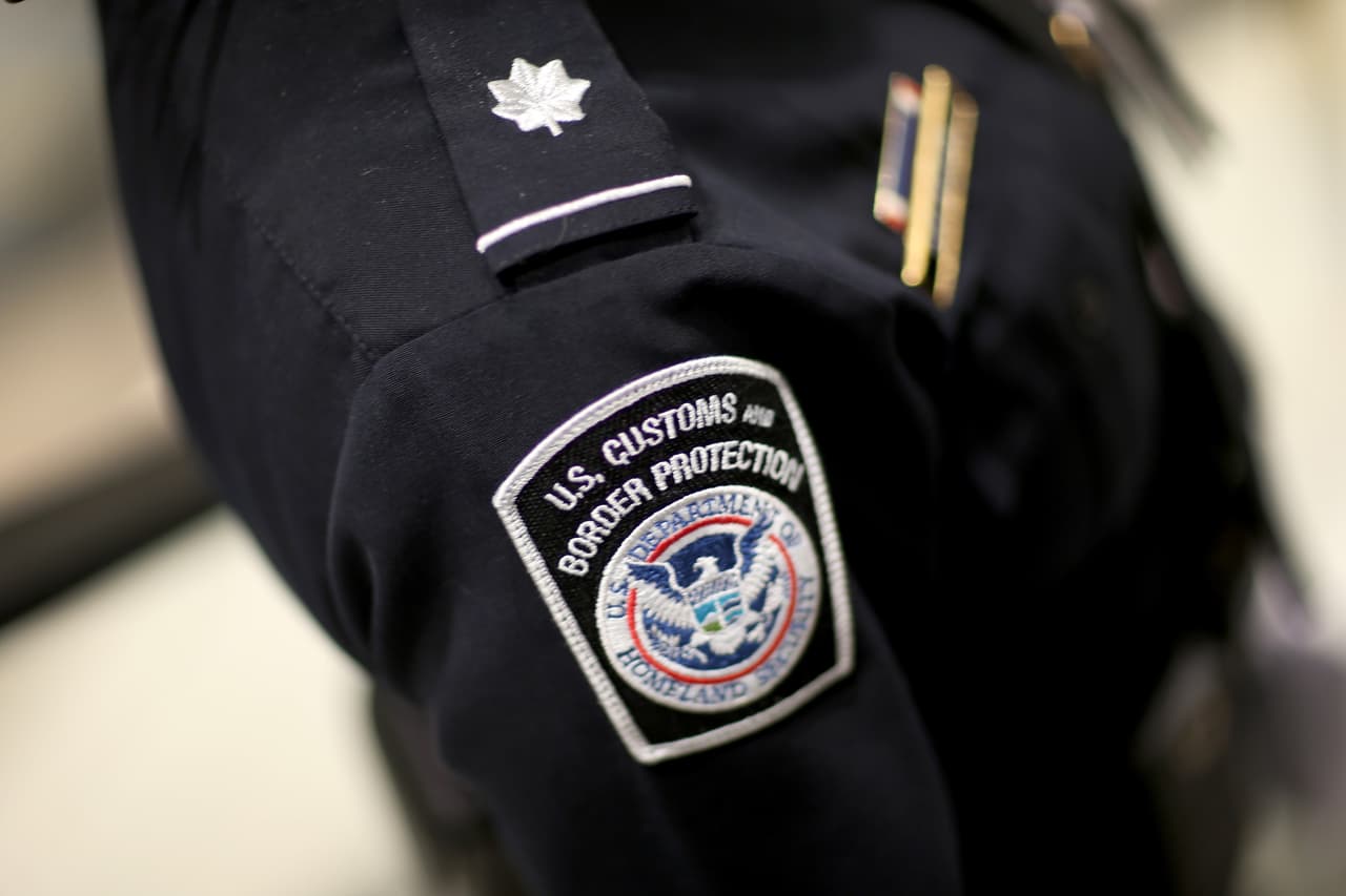 Si deseas obtener admisión o permiso de ingreso (“parole”) en un puerto de entrada, por lo general debes llevar contigo un documento de viaje válido y que no haya caducado (por ejemplo,
<a href="https://www.univision.com/local/atlanta-wuvg/inmigracion-al-dia-errores-en-documentos-oficiales-podrian-afectarte-al-viajar-video" target="_blank">una Tarjeta Verde, una visa estadounidense o un documento de permiso adelantado</a>) para presentárselo al oficial migratorio en el puerto de entrada.