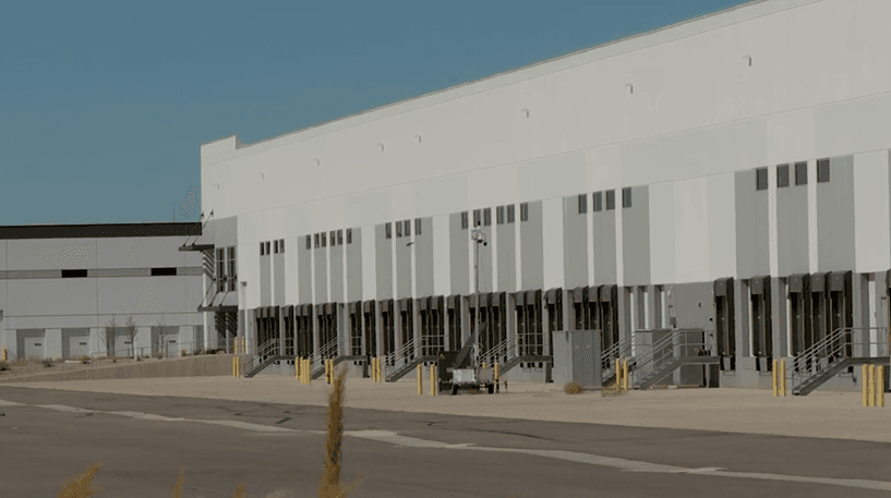 La propiedad industrial de
<b>10 hectáreas o 25 acres</b> se ubica en el
<b> 6020 W. 300 South, cerca de la Interestatal 80 y el aeropuerto de Salt Lake City</b> en el oeste de la ciudad. De acuerdo con los registros públicos, es conocida como Edificio A en el Parque Industrial Mountain View.