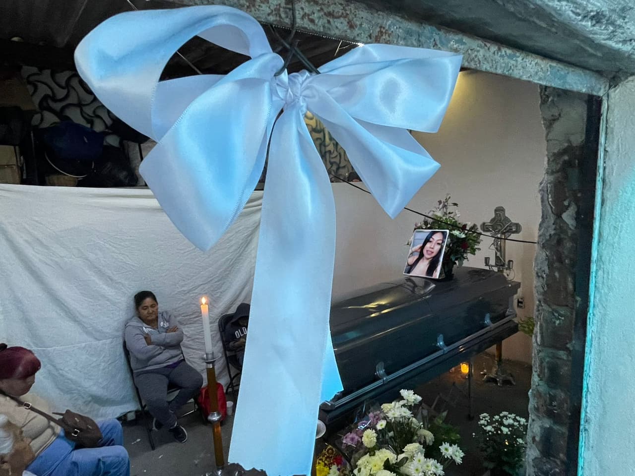 La comunidad se reunió para despedirla y recordar los momentos compartidos. Su hermana Mireya recordó su juventud juntas y las razones que las llevaron a migrar.
<br>
<br>
<b>“Mi mamá se las llevó porque quería que mejorara nuestra vida… el tiempo que estuvo aquí yo lo disfruté”, recordó.</b>
<br>
