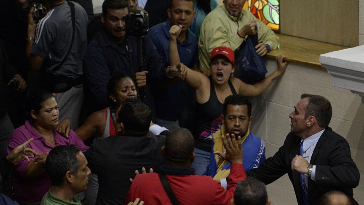 Parlamento venezolano impulsa juicio contra Maduro pese a la irrupción violenta de chavistas