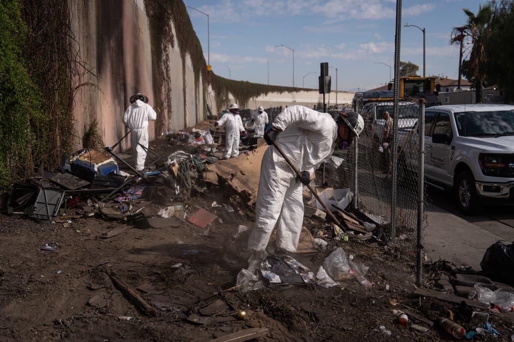 Las autoridades colocaron grandes rocas en el área para evitar que las personas regresen a establecerse en el mismo lugar. Además, informaron que el edificio Manchester Homes, financiado con fondos estatales, será una opción para vivienda permanente a bajo costo una vez que las personas hayan pasado por refugios temporales.