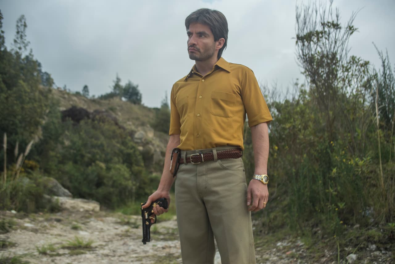 Forma una alianza con
<b><a href="http://www.univision.com/series/el-chapo/marco-de-la-o-es-joaquin-el-chapo-guzman-en-el-chapo">'El Chapo'</a></b> y juntos confrontan a los Avendaño.