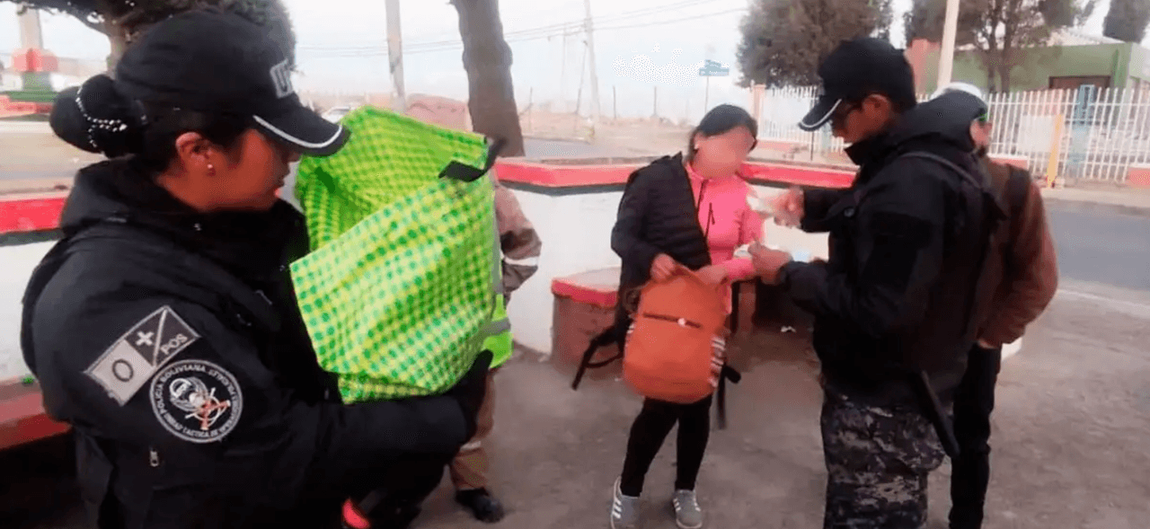 En plena calle y en una bolsa de mercado: una bebé es abandonada horas después de haber nacido