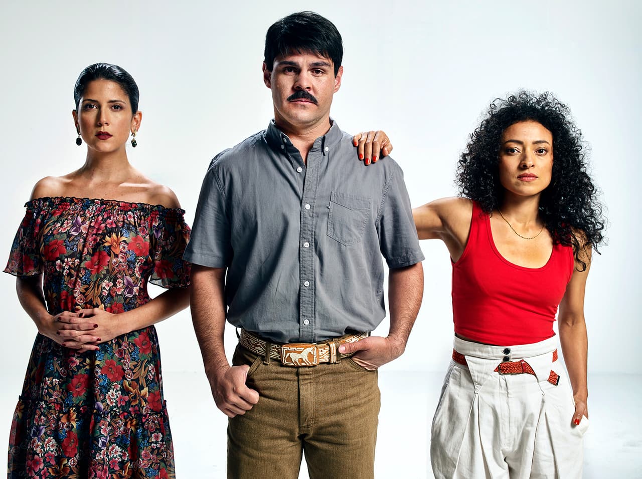 <b><a href="http://www.univision.com/series/el-chapo/valentina-acosta-es-alejandra-en-el-chapo">'Alejandra'</a></b>, su primera esposa, ha sido una de las mujeres más iportantes en la vida de
<a href="http://www.univision.com/series/el-chapo/marco-de-la-o-es-joaquin-el-chapo-guzman-en-el-chapo">Guzmán Loera</a>. Pero también
<b><a href="http://www.univision.com/series/el-chapo/tete-espinoza-es-chio-en-el-chapo">'Chío'</a></b>.