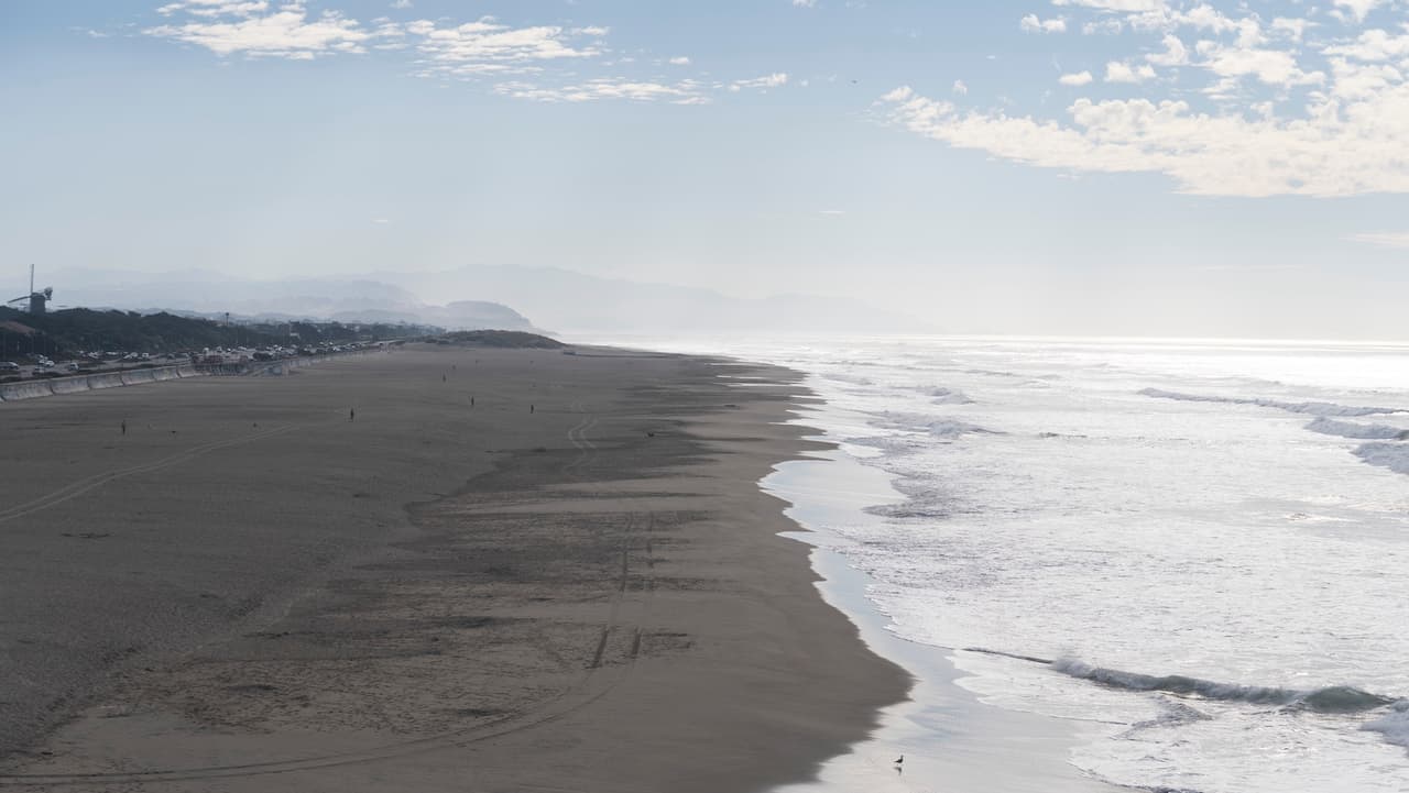 Desactivan la alerta de tsunami en California, pero autoridades advierten que continúan los peligros en la costa