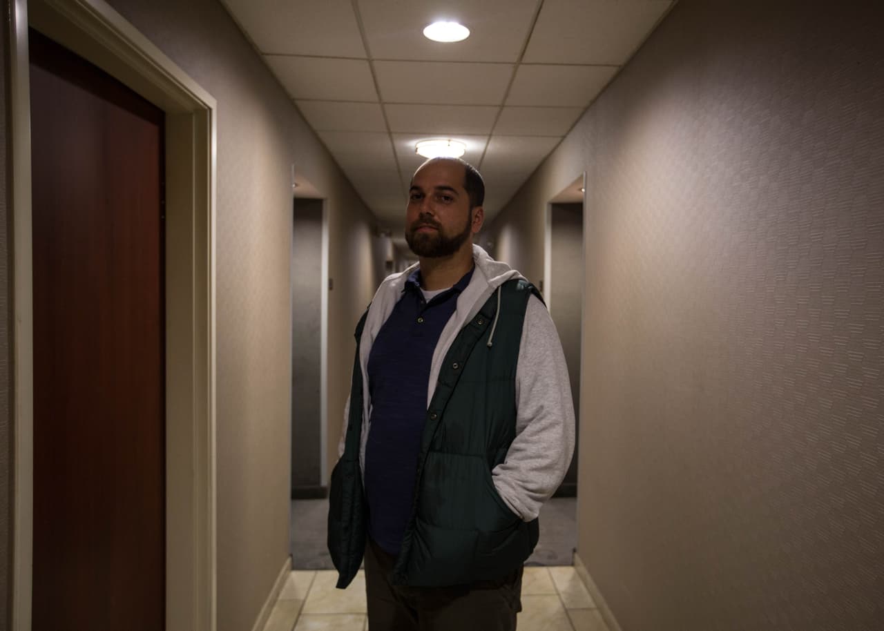 "¿Te imaginas que te haces agente especial para ir tras (el capo) John Gotti y acabas arrestando a un migrante salvadoreño que vino a recolectar manzanas porque no tenía papeles? Es absurdo y un derroche de recursos", cuestiona Newman.