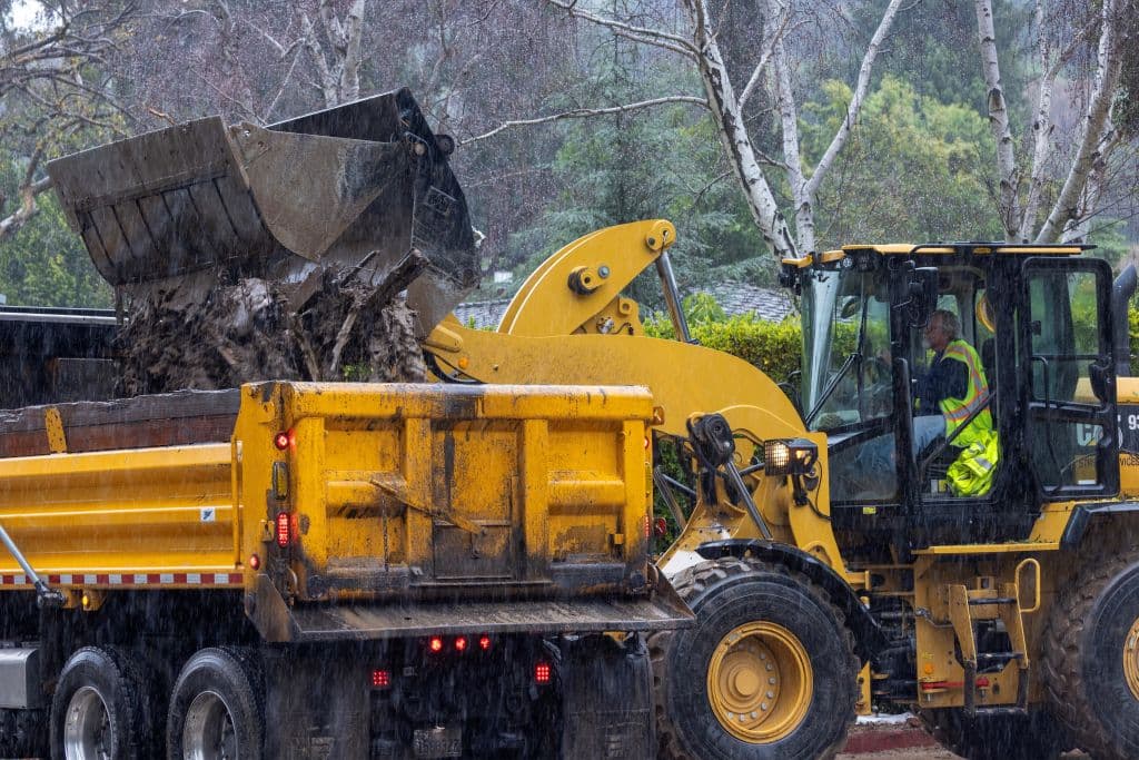 El mismo lunes, las autoridades en Los Ángeles se movilizaron para limpiar los escombros y abrir el paso en secciones de Studio City.