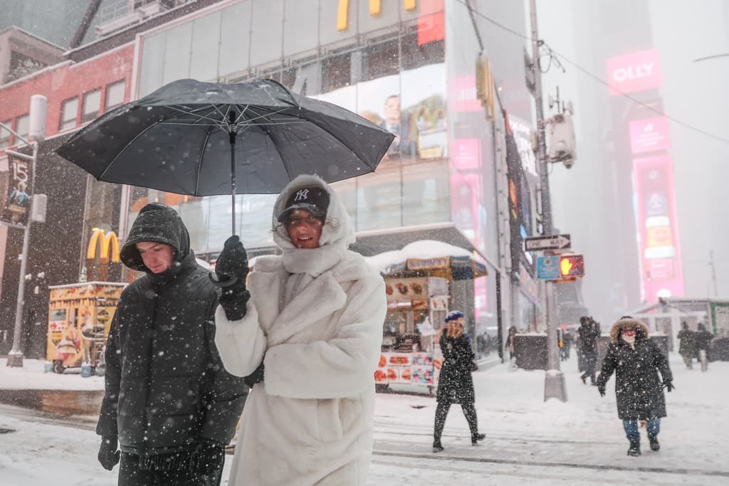 En Times Square, lo bueno para los visitantes fue que abrieron algunos de los quioscos con 'hot dogs' y otras delicias que algunos prefieren.
