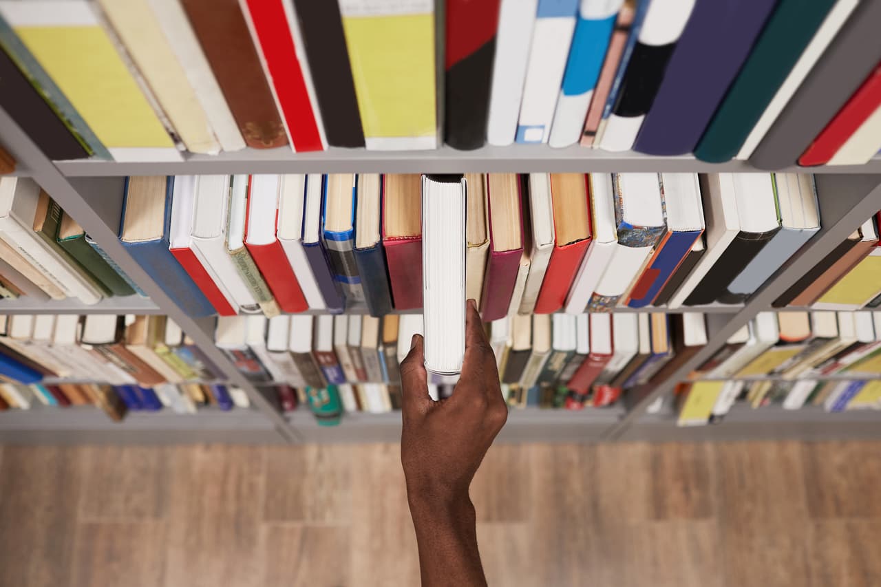 <h3 class="cms-H3-H3">6. Trabajadores de librerías</h3>
<br>
<br>⚒️ Incremento en el salario por hora en el último año: +16.4%
<br>
<br>⚒️ Salario por hora promedio, agosto de 2022: $18.85
<br>
<br>⚒️ Salario por hora promedio, agosto de 2021: $16.19
<br>