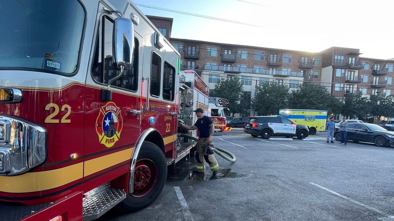 Enojada, la mujer intentó arrollar al hombre con su vehículo, pero en el intento alcanzó a otras tres personas.