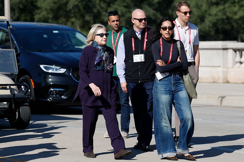 Contrario a su esposo, el expresidente Bill Clinton,
<b><a href="https://www.univision.com/noticias/politica/hillary-clinton-comparece-comite-de-la-camara-caso-epstein-esto-dijo-en-su-declaracion-jueves-26-febrero-2026" target="_blank">la ex secretaria de Estado de Estados Unidos, Hillary Clinton, nació y vivió en Chicago</a></b> hasta sus 18 años. El domingo visitó su casa para ser testigo del maratón.