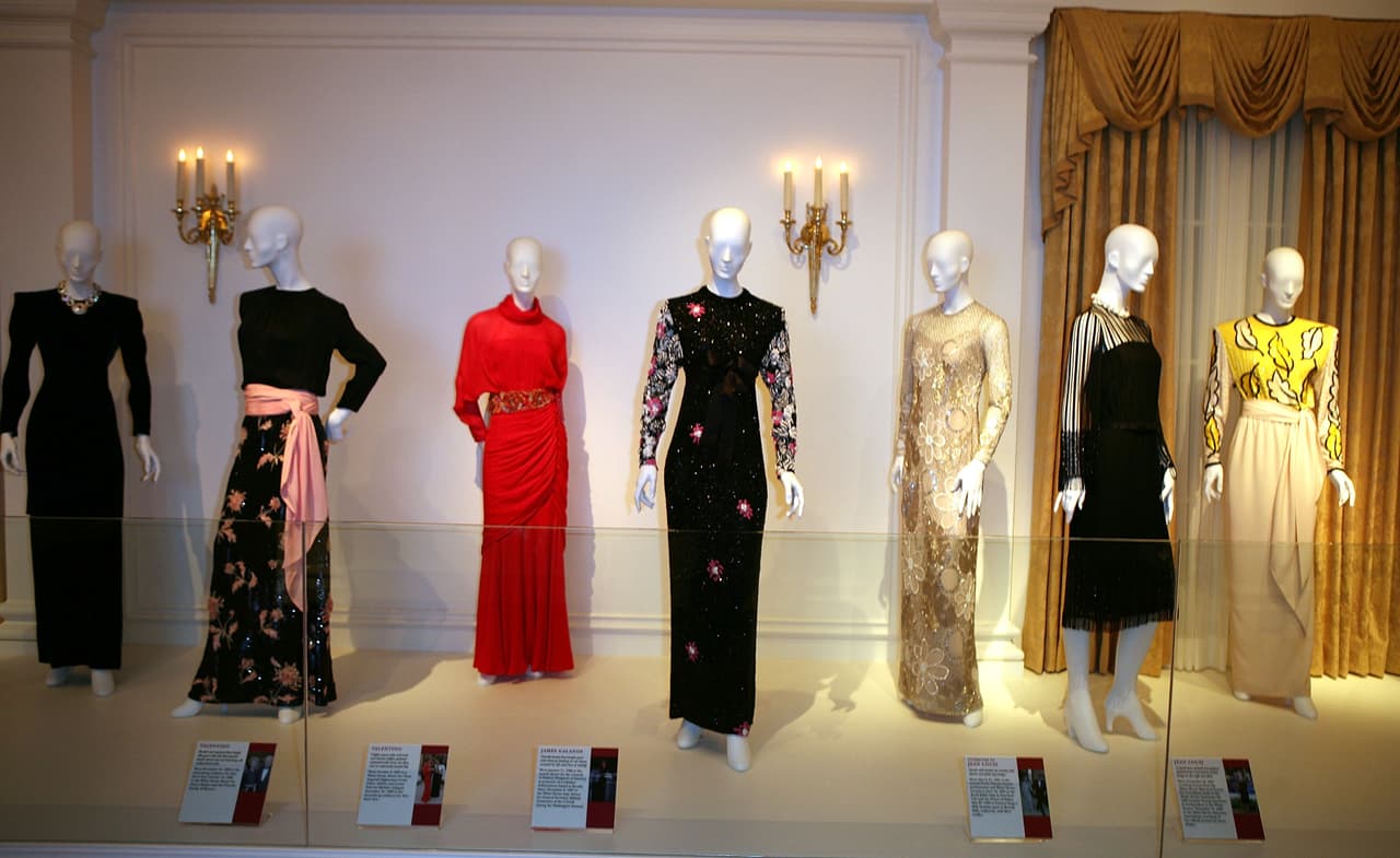 Algunos de los vestidos más celebrados y exhibidos de Nancy Reagan.