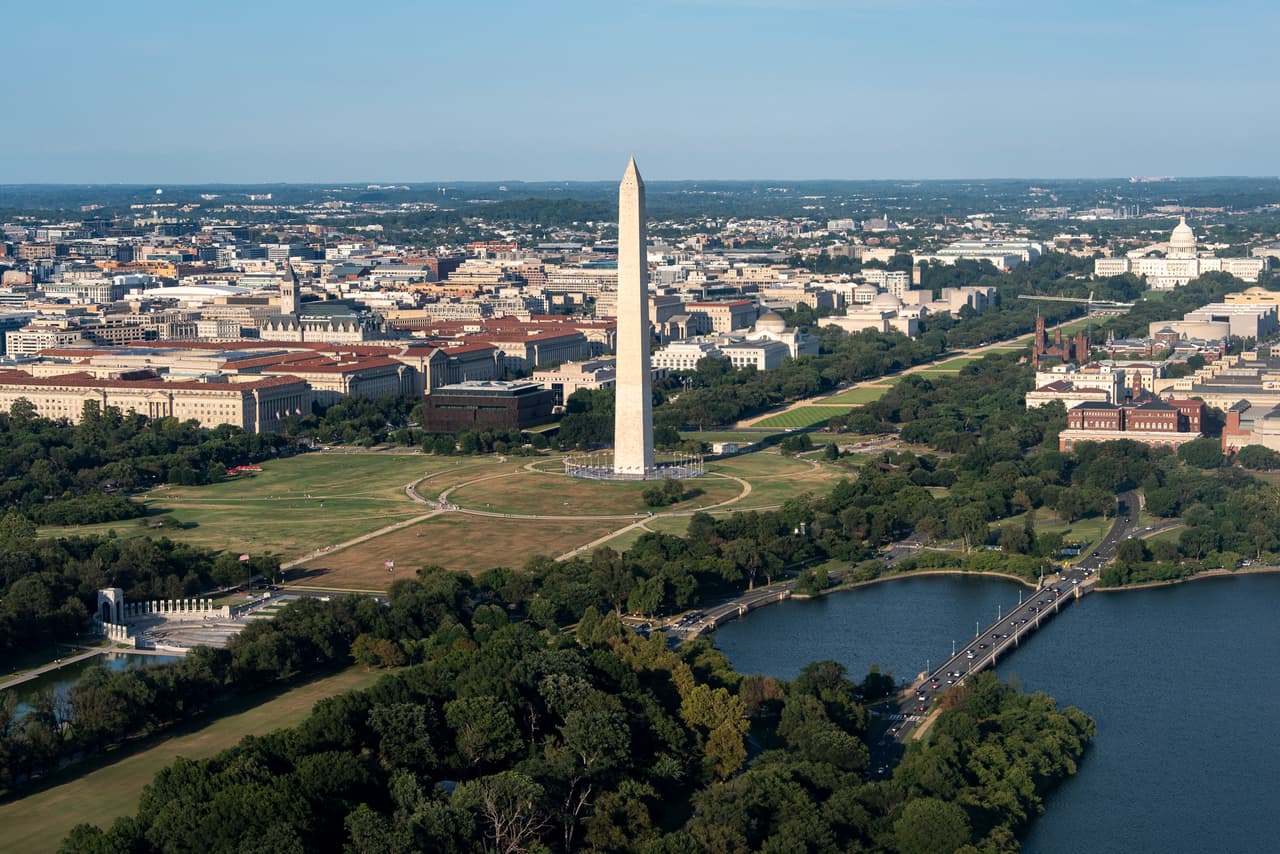 11.-
<b>Washington D.C.</b>: A pesar de contar con un desempeño más equilibrado en algunas dimensiones, la capital estadounidense cierra este listado con una puntuación total de 39.72. Su principal debilidad se concentra en seguridad del hogar y la comunidad, donde ocupa el puesto 178, mientras que presenta posiciones considerablemente más favorables en riesgo de desastres naturales (92) y seguridad financiera (83). Esta diferencia entre categorías refleja un panorama desigual, con una mayor afectación en los factores relacionados con la seguridad cotidiana y el entorno residencial.