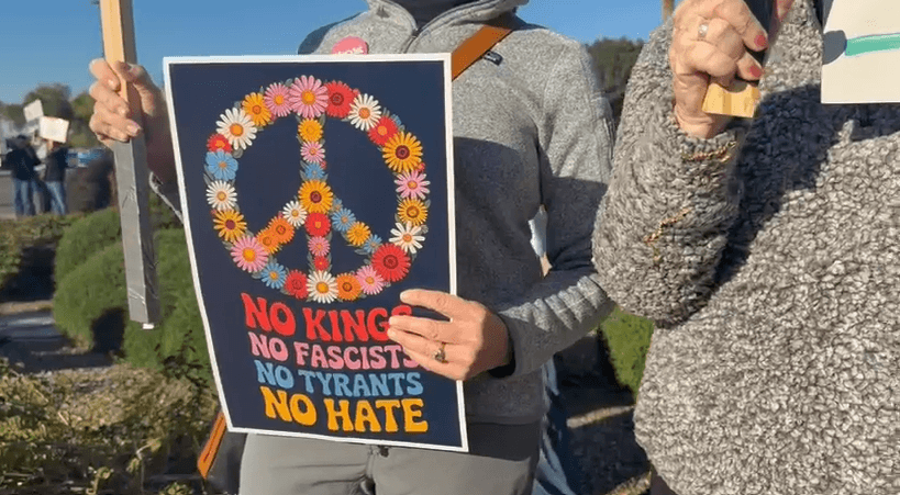 Poco después de la concentración frente al aeropuerto, los manifestantes comenzaron a dispersarse poco a poco.