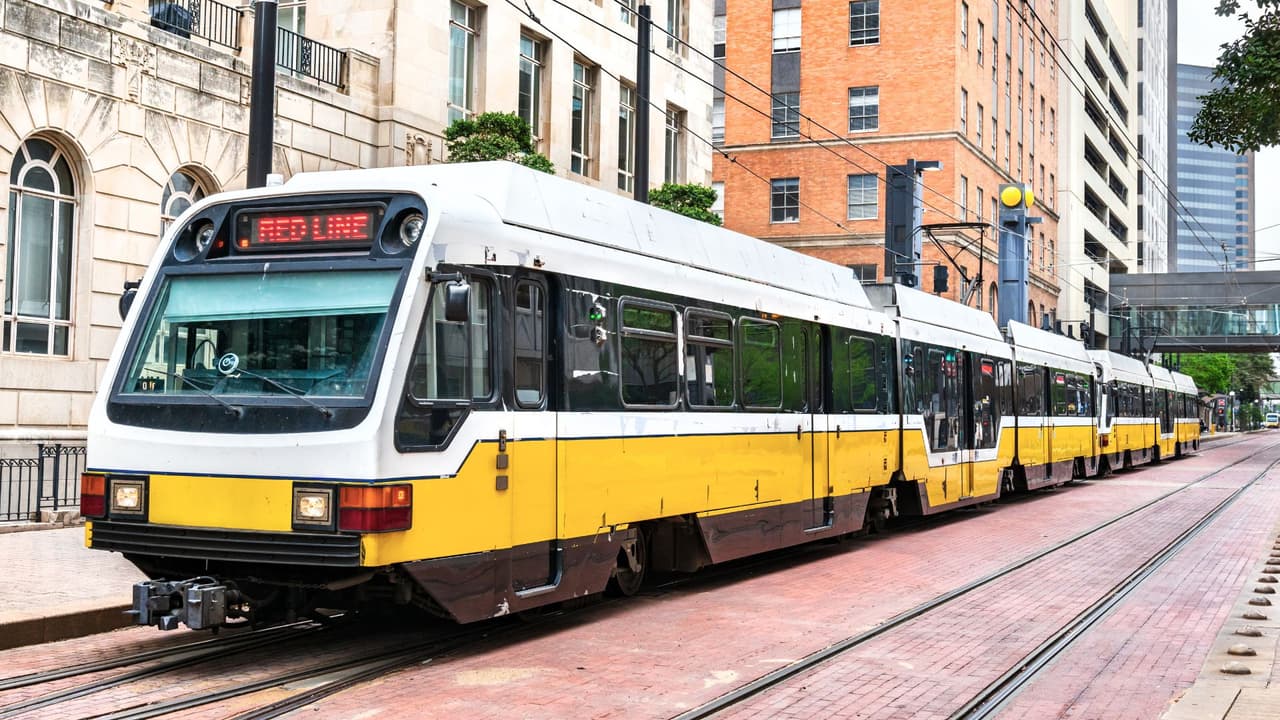 <h3 class="cms-H3-H3">Transporte público</h3>
<br>
<br>
<b>Austin: CapMetro</b>
<br>CapMetro operará con servicio reducido, funciona como un domingo.
<br>
<b>Houston: METRO</b>
<br>METRO usa también su horario dominical. No hay Park and Ride. Los carriles HOV y HOT cierran jueves y viernes.
<br>
<b>Dallas: DART</b>
<br>DART aplica horario de fin de semana. Las rutas que solo funcionan de lunes a viernes no operan. El resto trabaja como en sábado y domingo.