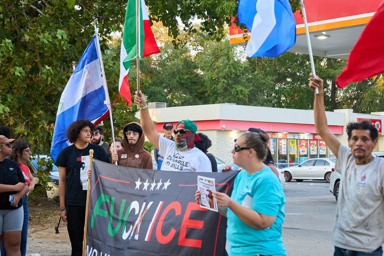 Los manifestantes portaron banderas de México y Guatemala, en solidaridad con los dueños del establecimiento y de sus tres trabajadores arrestados que aún siguen en custodia de ICE. También pancartas de "¡Que le den a ICE!". Juniper Curtis/TCARE