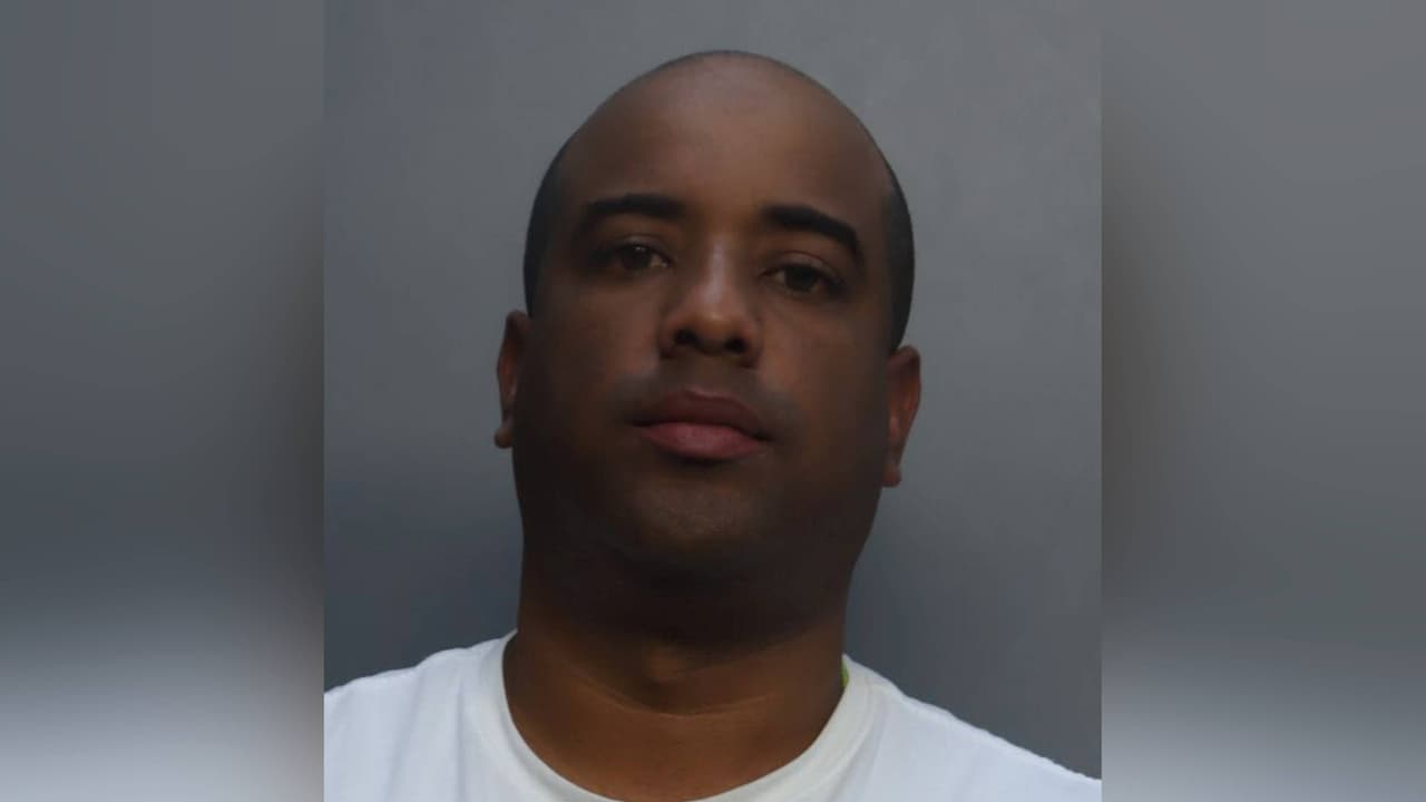 Hombre de Hialeah es acusado de ocultar un teléfono en un baño para grabar a una adolescente