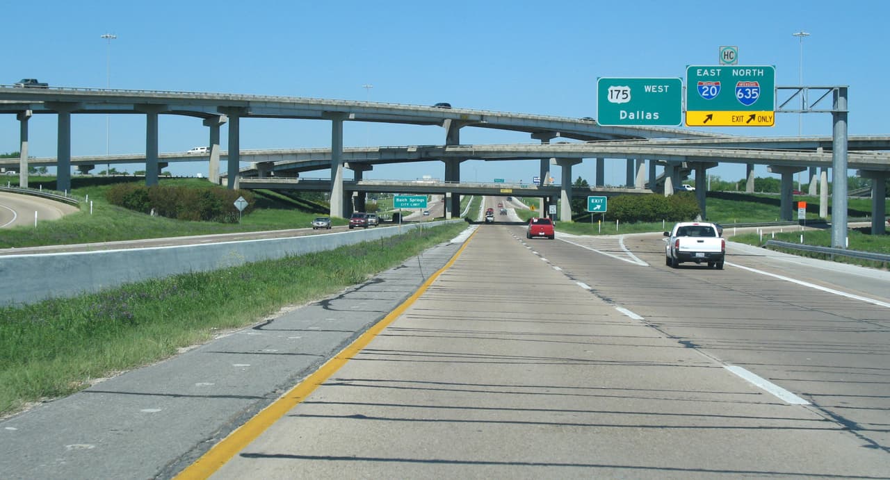 Si va a conducir por Texas, tenga en cuenta que hay numerosas carreteras que se están construyendo o reparando, por lo que tenga precaución al transitar.