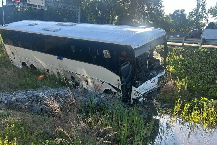 Autobús embiste autos en Virginia; se reportan 5 fallecidos y más de 30 lesionados