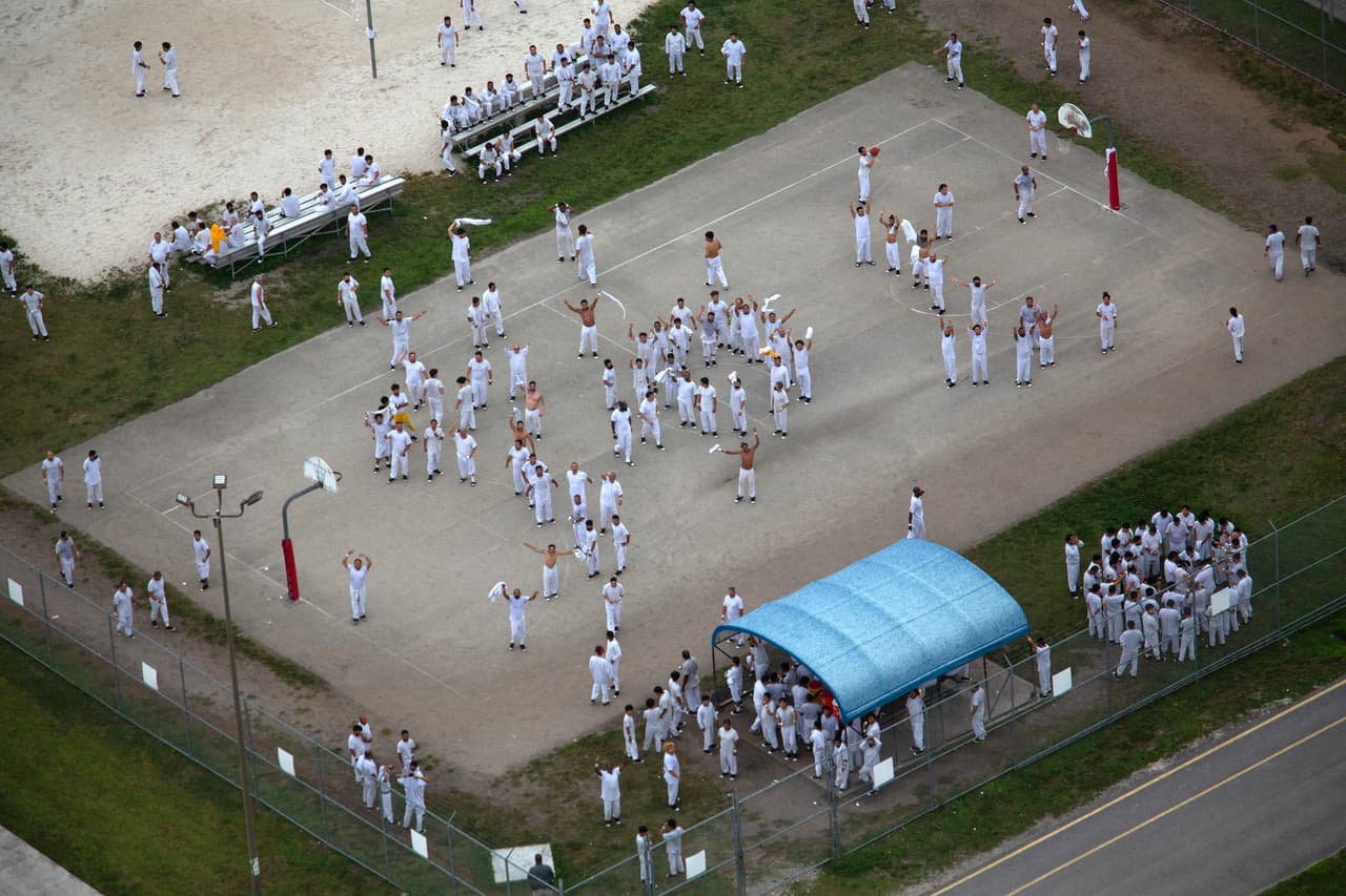 Traslado de detenidos por ICE lejos de familiares favorece deportaciones aceleradas, advierte informe