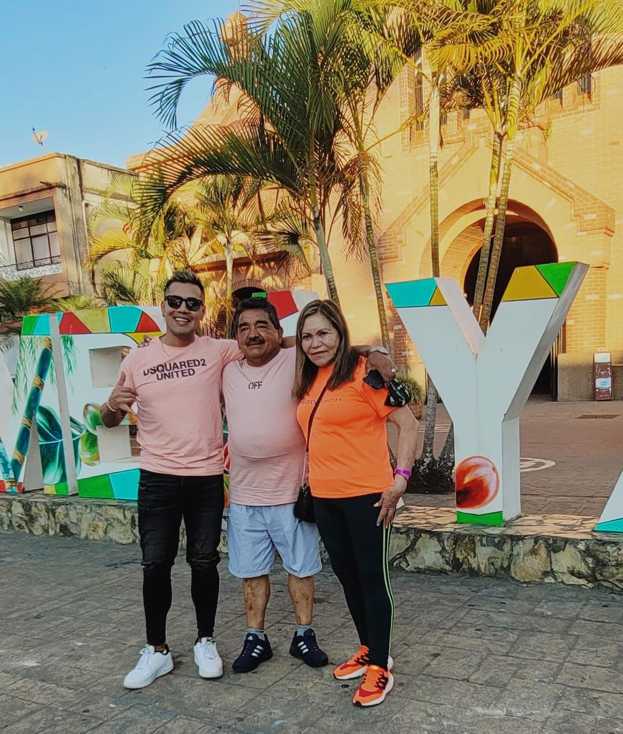 Entre esas bendiciones está consentir a sus papás.
<b>“Una de mis mayores alegrías fue comprarle a mi mamá su camioneta</b>. Ella se movilizaba en transporte público, verla andar en su camioneta fue una satisfacción que no puedo describir con palabras”.