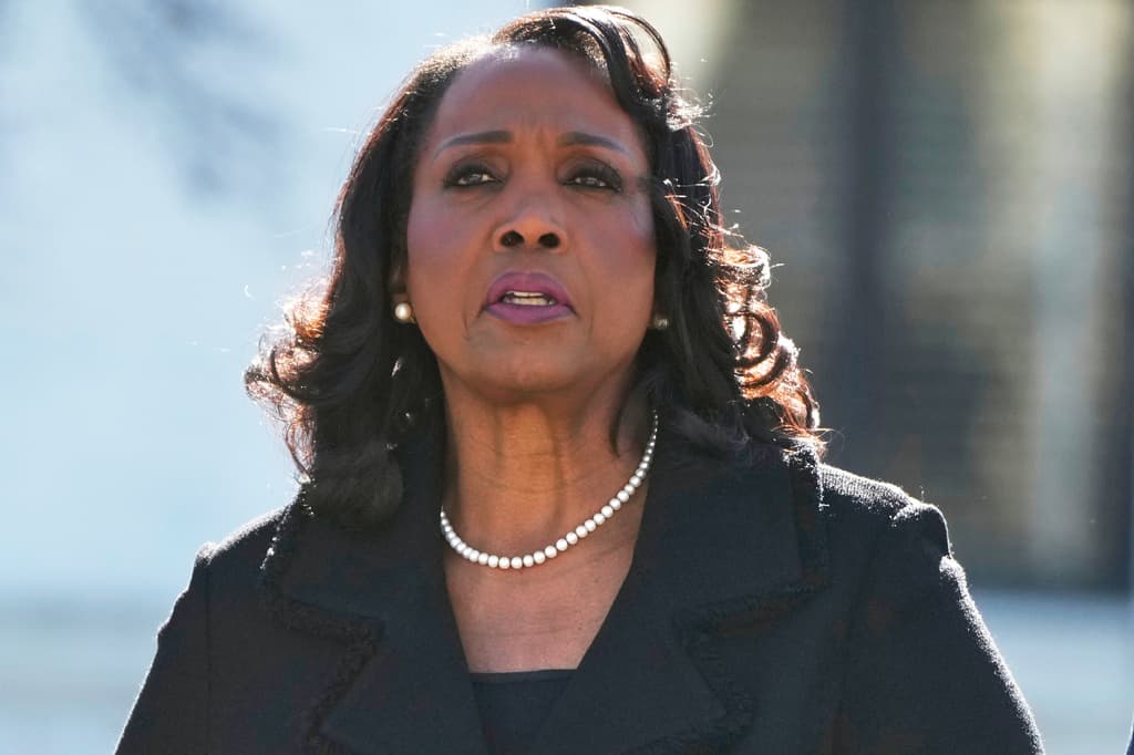 El presidente Trump crea un comité para investigar a Lisa Cook, presidenta de la Reserva Federal, en el último intento por despedirla