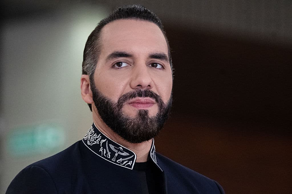 El presidente de El Salvador, Nayib Bukele, es fotografiado antes de una reunión con el presidente de Costa Rica, Rodrigo Chaves (fuera de cuadro), en la casa presidencial, donde abordarán asuntos bilaterales, en San José el 11 de noviembre de 2024.