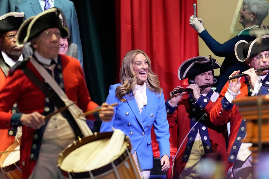 Sherrill, de 54 años, reemplaza al gobernador demócrata Phil Murphy tras una victoria de dos dígitos sobre su rival republicano en las elecciones de noviembre. Los demócratas ocupan la gobernación de Nueva Jersey por tercera vez consecutiva, algo que no ocurría en más de seis décadas.