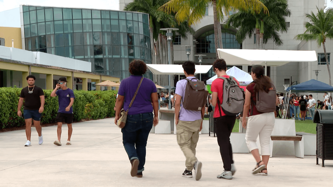 <h3 class="cms-H3-H3">Estudiantes indocumentados no aplicarían a la matrícula estatal universitaria </h3>
<br>
<br>Elimina la matrícula estatal universitaria para estudiantes que
<b>no son residentes legales ni ciudadanos estadounidenses. </b>Esto afectaría directamente a los beneficiarios de DACA, ya que no permitiría que se matriculen como residentes para reducir los pagos en universidades del estado.