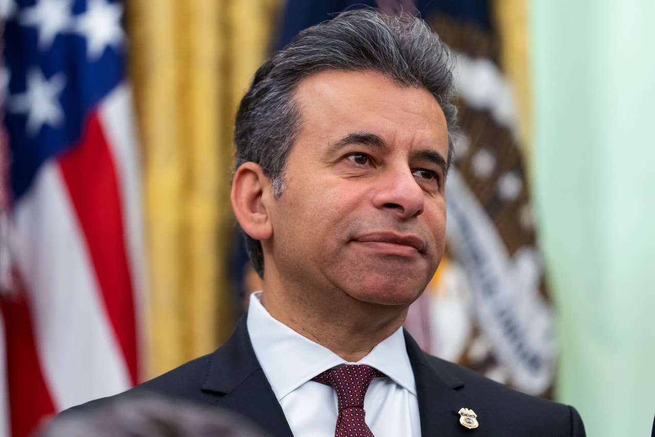 El director de la FDA, nombrado por Trump, dejará su cargo tras enfurecer a los directores ejecutivos de las farmacéuticas, a los grupos de presión de la industria del vapeo y a los grupos antiaborto.