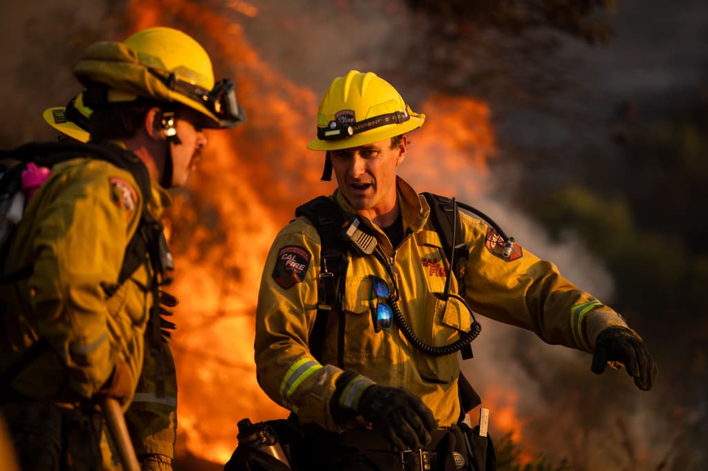 <b>Más de 700 bomberos</b> trabajan el martes, 19 de mayo, con una
<b>misión común</b>: detener y extinguir por completo al
<b><a href="https://www.univision.com/local/los-angeles-kmex/incendio-sandy-amenaza-con-cruzar-de-simi-valley-a-los-angeles-advierten-mas-desalojos-al-sur-de-california-fotos" target="_blank">incendio Sandy</a></b>, que comenzó un día antes, en la cuadra 600 de la avenida Sandy, en Simi Valley,
<b>en el condado de Ventura, al sur de California</b>.
<br>
<br>
<b>El Departamento de Bomberos de Los Ángeles</b> auxilia en la emergencia al condado vecino y también toma previsiones en casa.
<b>Advirtió posibles desalojos</b> a las más de 30,000 personas que
<b>residen en <a href="https://www.univision.com/local/los-angeles-kmex/bomberos-restos-humanos-chatsworth" target="_blank">Chatsworth</a>,</b> al extremo noroeste de la ciudad, en caso de que las condiciones con el incendio Sandy empeoren.
