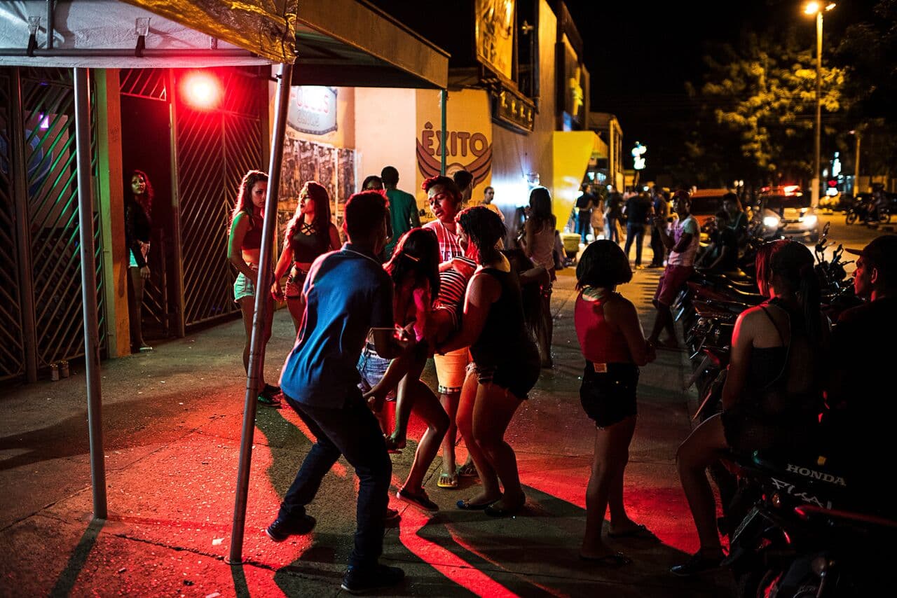 Youth partying at a nightclub in Altamira carry an unconscious woman out of the club. Dec 18, 2016.