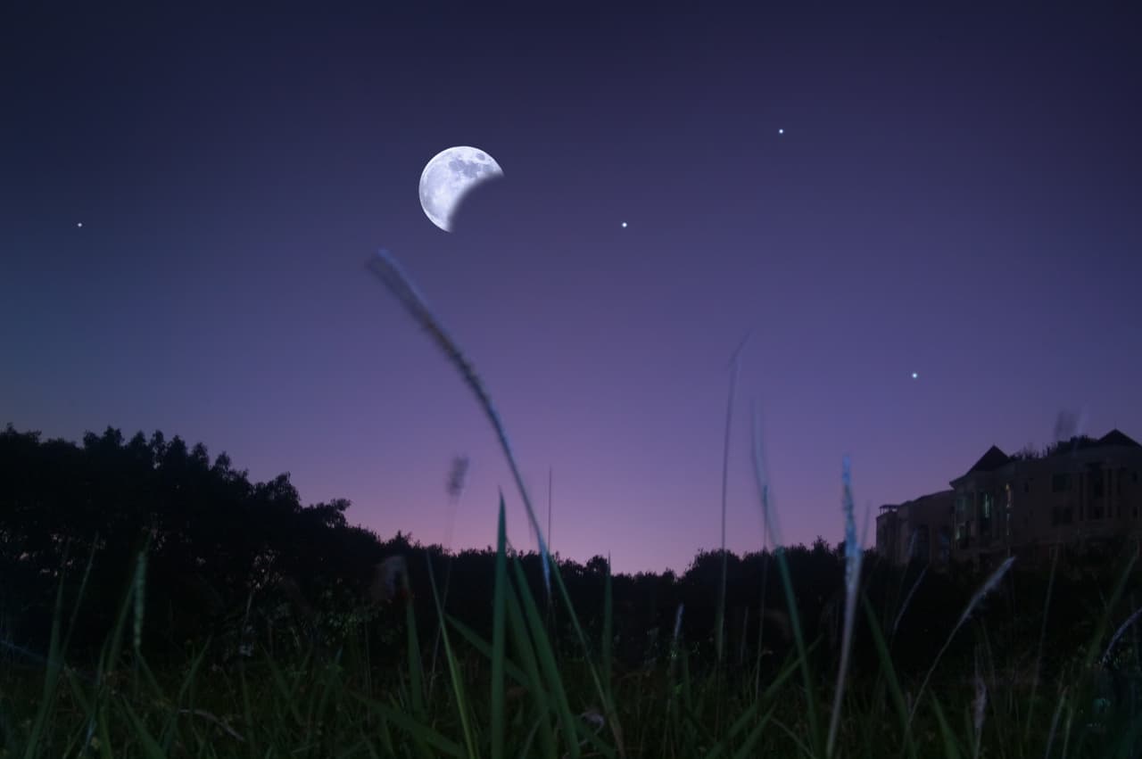<b>Cuarto Menguante:</b>
<br>Es la fase lunar dura trece días y es ideal para la reflexión sobre los proyectos y acciones que has emprendido, así como para disfrutar y expresarte libremente.