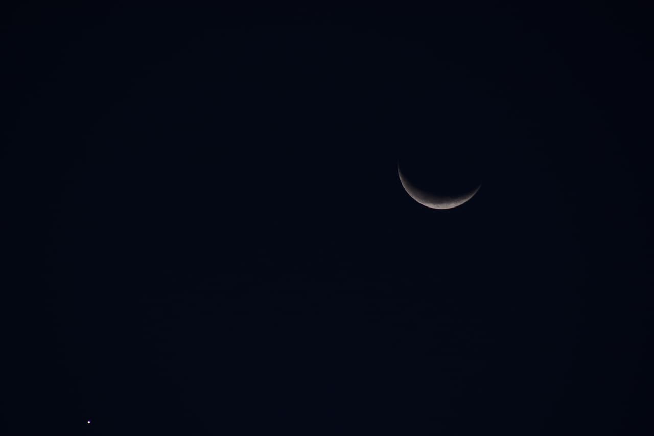 <b>Luna Nueva:</b>
<br>Durante esta fase la luna se oculta por un corto periodo de dos o tres días. Simboliza el inicio de un periodo y trae consigo mucha energía.