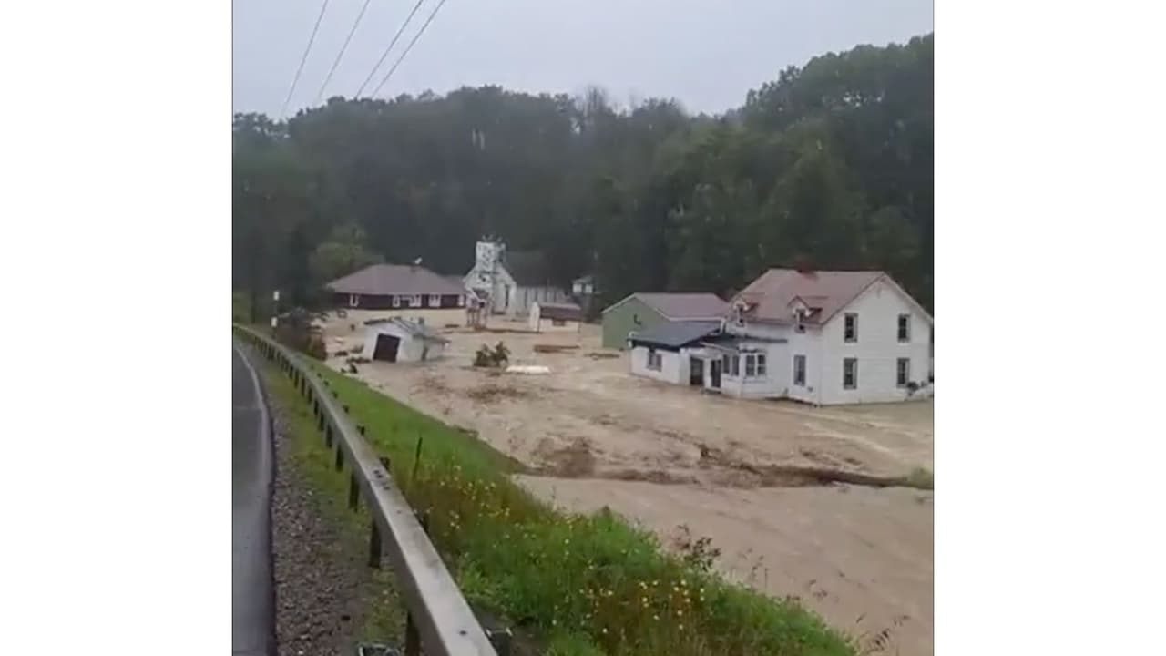 Las casas en esta pequeña villa del pueblo de Canisteo, quedaron atrapadas en la corriente.
<br>