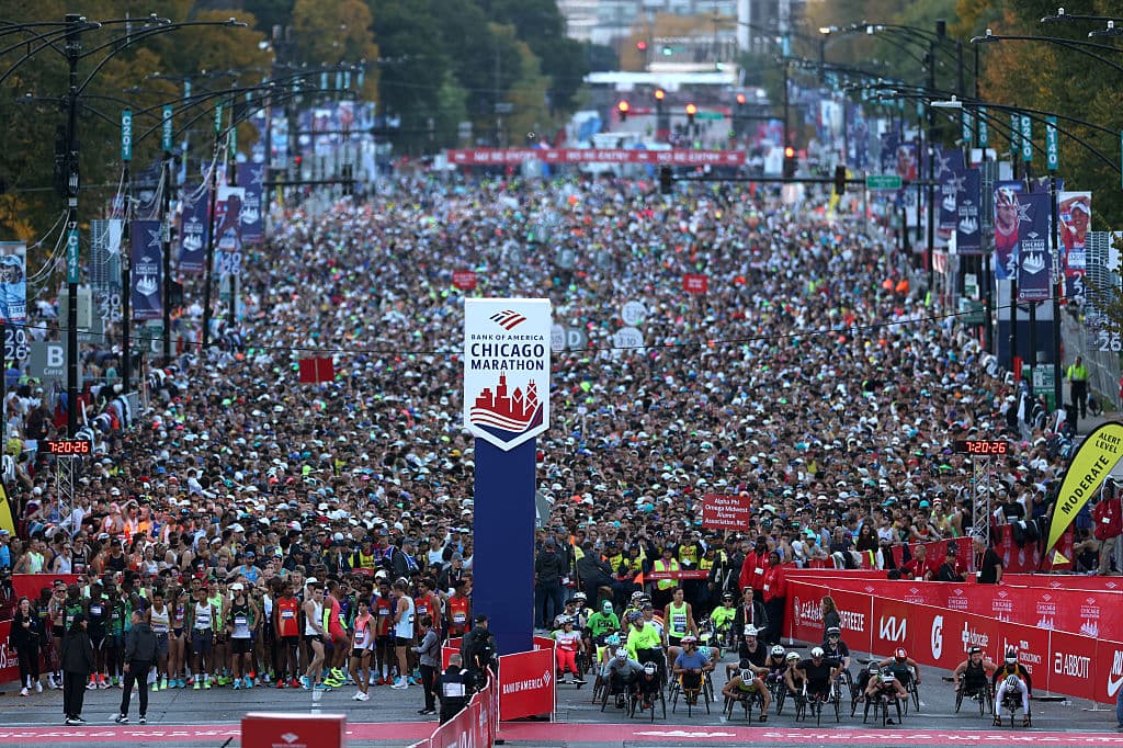 ¿Por qué es tan relevante el Maratón de Chicago? Entre otras características, destaca que
<b>forma parte del circuito Abbott World Marathon Majors</b>, como una de las ocho grandes maratones del mundo. Le acompañan en ese honor, las de
<b><a href="https://www.univision.com/noticias/noticias-de-latinoamerica/edison-pena-completo-el-maraton-de-ny-fotos" target="_blank">Nueva York</a></b>,
<b>Boston</b>,
<b>Londres</b>,
<b> Berlín</b>,
<b> Tokio</b>,
<b>Sidney</b> y
<b>Ciudad del Cabo</b>.
<br>Quienes completan al menos 6 de estas carreras, reciben la medalla Six Star Finishers.