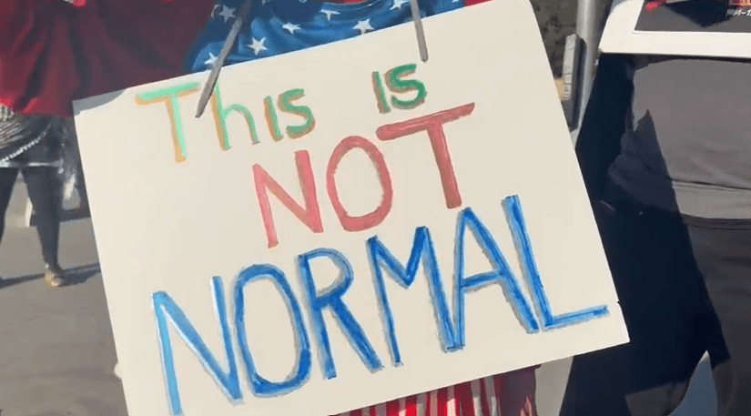 La protesta de este sábado ocurre en un contexto marcado por las
<b>tensiones entre autoridades migratorias y ciudadanos</b>, cuyo rostro más crudo se nota en
<b><a href="https://www.univision.com/noticias/mundo/reportan-que-agentes-federales-tirotean-a-una-persona-en-minneapolis" target="_blank">Minnesota</a></b>.