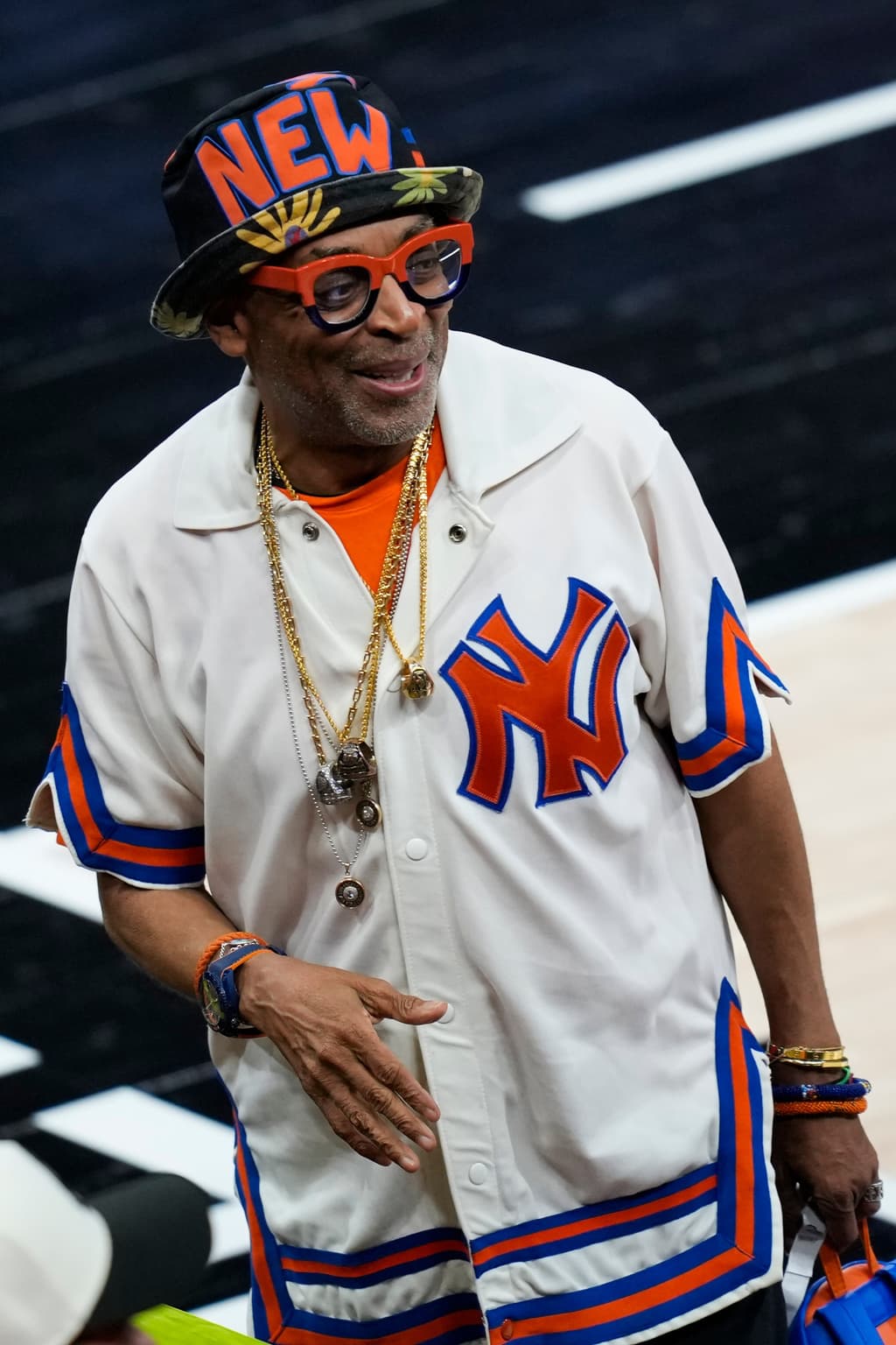 Tampoco faltó
<b><a href="https://www.tudn.com/nba/knicks-pierde-a-su-gran-aficionado-spike-lee" target="_blank">el cineasta Spike Lee</a></b>, una figura tan presente en los partidos de los
<b>Knicks de Nueva York</b>, que lo mencionan como
<b>"la mascota" no oficial del equipo de la NBA.</b>