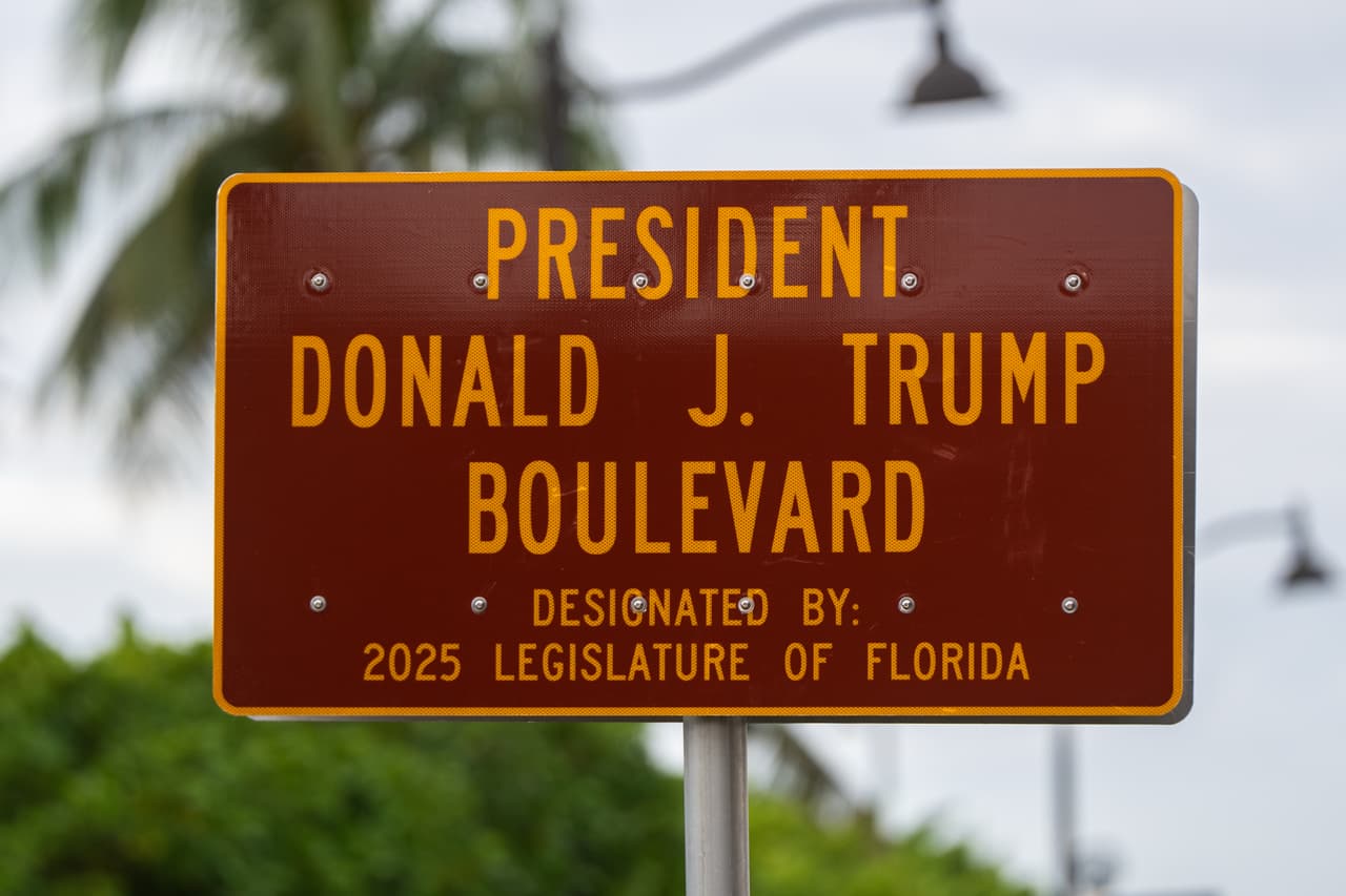 Una señal de tráfico marca el tramo de Southern Boulevard que el Ayuntamiento de Palm Beach decidió renombrar como "President Donald J. Trump Boulevard", el sábado 17 de enero de 2026, frente al club Mar-a-Lago del presidente Donald Trump en Palm Beach, Florida.