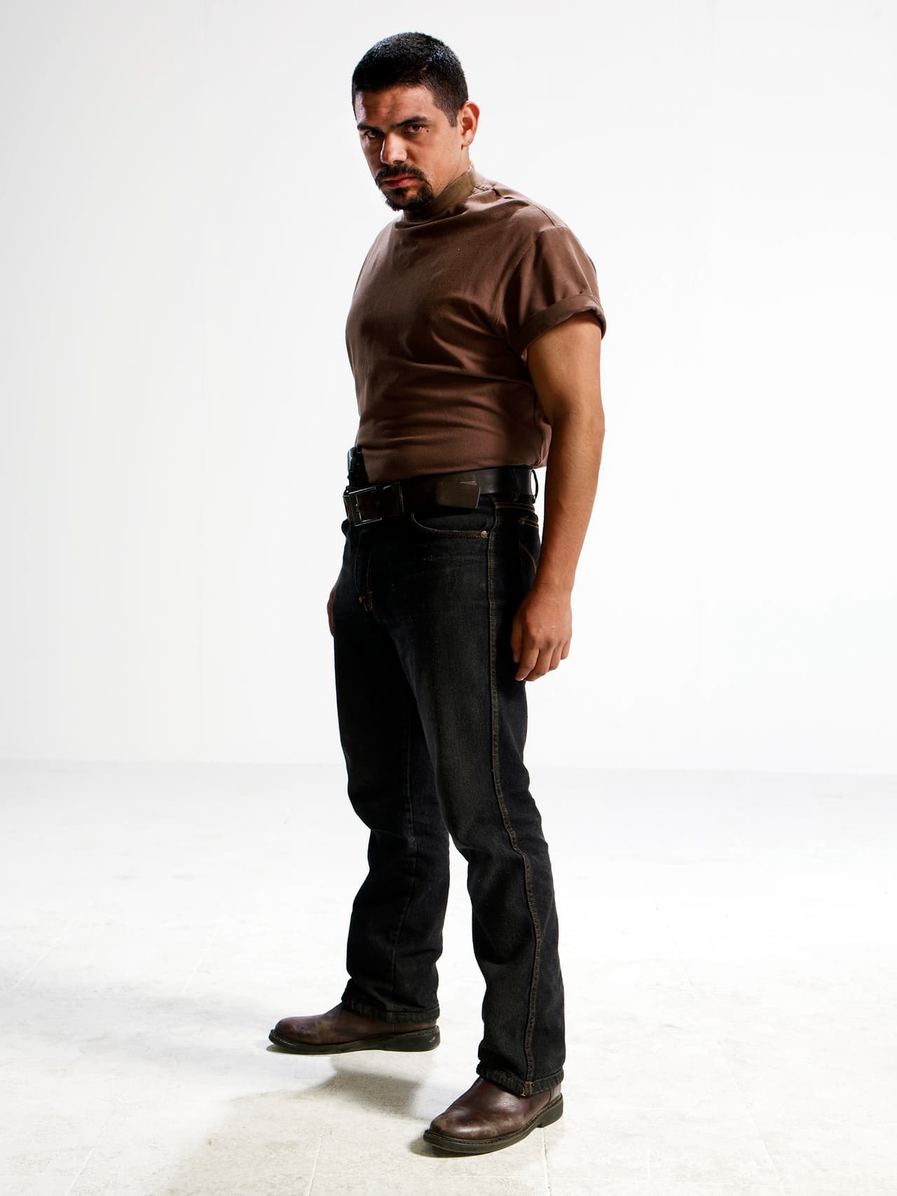 <b><a href="http://www.univision.com/series/el-chapo/alejandro-aguilar-es-tono-en-el-chapo">Alejandro Aguilar es 'Toño'</a></b>, uno de los sicarios más temibles de
<b><a href="http://www.univision.com/series/el-chapo/marco-de-la-o-es-joaquin-el-chapo-guzman-en-el-chapo">'El Chapo'</a></b>.