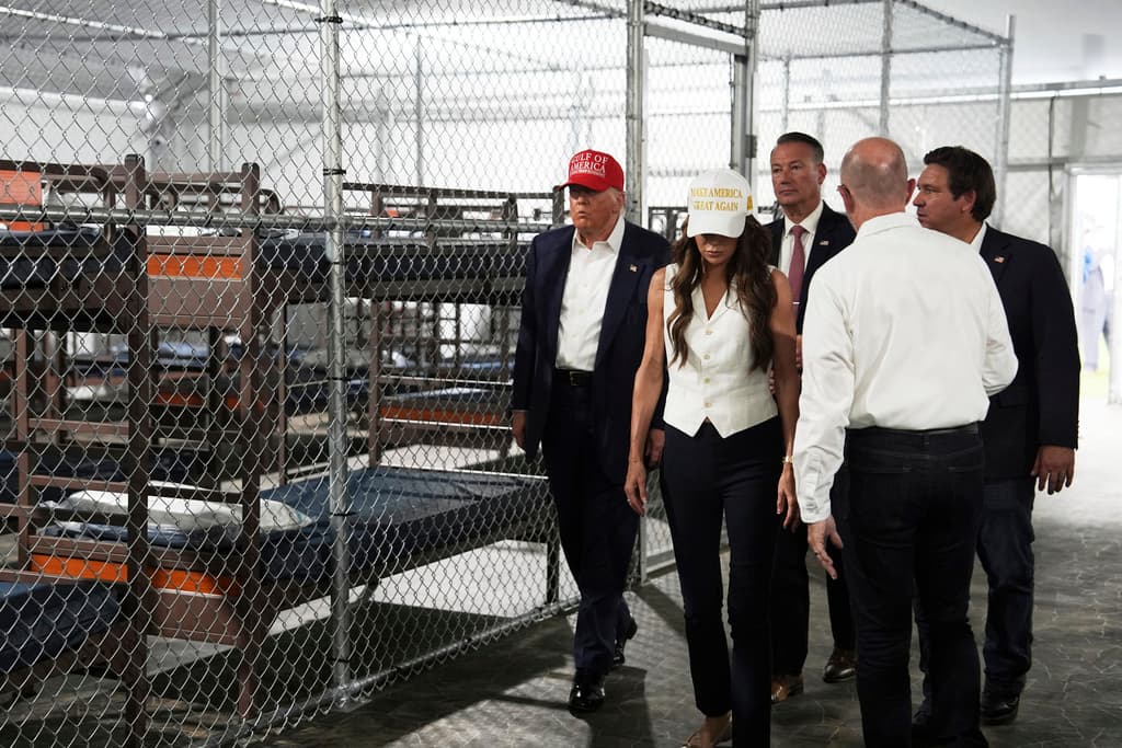 El presidente
<a href="https://www.univision.com/local/miami-wltv/alligator-alcatraz-everglades-florida-trump-desantis-ochopee?fl1" target="_blank">Trump visitó Florida para conocer el centro de detención de inmigrantes </a>construido por
<a href="https://www.univision.com/local/miami-wltv/fiscal-florida-convertir-aeropuerto-abandonado-detencion-ice" target="_blank">el gobernador DeSantis en una pista aérea abandonada</a> en medio de los Everglades.
