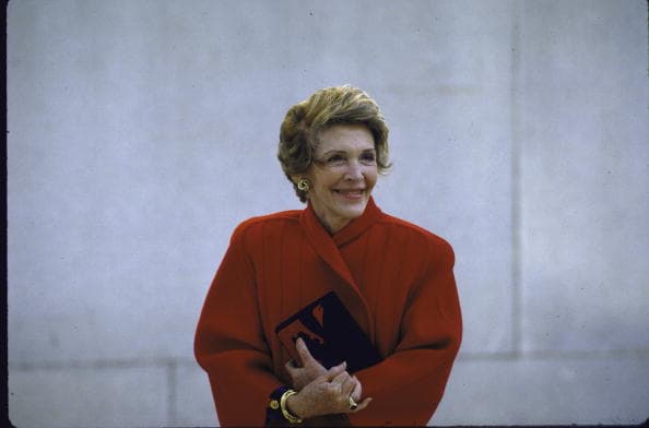 Hispanos honran a Nancy Reagan y agradecen la Amnistía firmada por su esposo Ronald en el 86