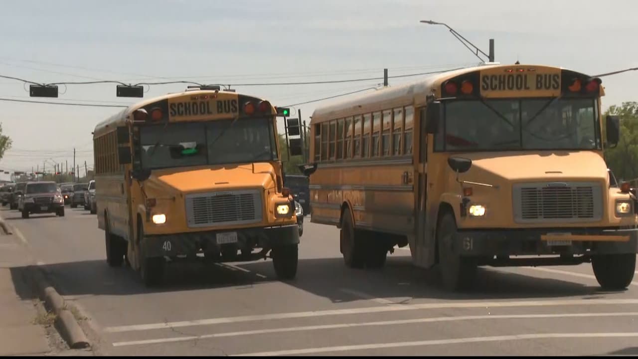 Así es cómo puedes evitar una multa de hasta $1,250 al conducir cerca de un autobús escolar en Texas
