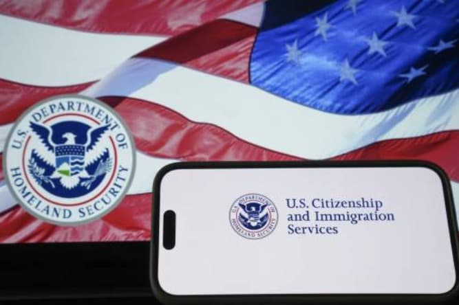 Juez ordena a EEUU reactivar solicitudes de 'green card' frenadas por política migratoria de Trump