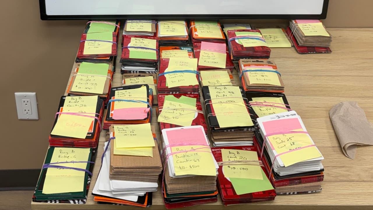 Una inspección al mostrador que tenía las tarjetas reveló que al menos 15 de ellas habían sido alteradas ese día.
<br>
<br>Investigadores dieron con un vehículo rentado que estaba afuera de la tienda que estaba asociado con los sospechosos.
<br>
<br>A través de una investigación coordinada con varias agencias se reveló que la banda de sospechosos operaba en
<b> varias ciudades de Texas, como Austin y Houston.</b>
<br>
<br>Tan solo en un lapso de 5 días de investigación, los sospechosos fueron observados visitando más de
<b> 20 tiendas por día para realizar el fraude.</b>