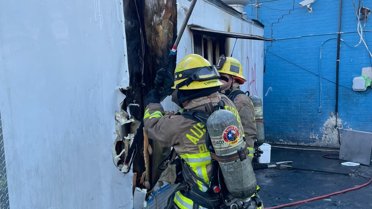 La mujer que conducía el vehículo no fue arrestada ya que huyó de la escena del accidente, pero se investiga su paradero y podría enfrentar cargos por agresión agravada y violencia familiar.